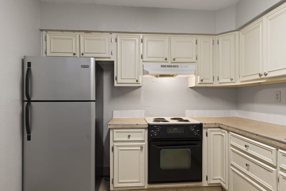 Oceanfront Penthouse Non-Smoking | Private kitchen | Fridge, microwave, coffee/tea maker