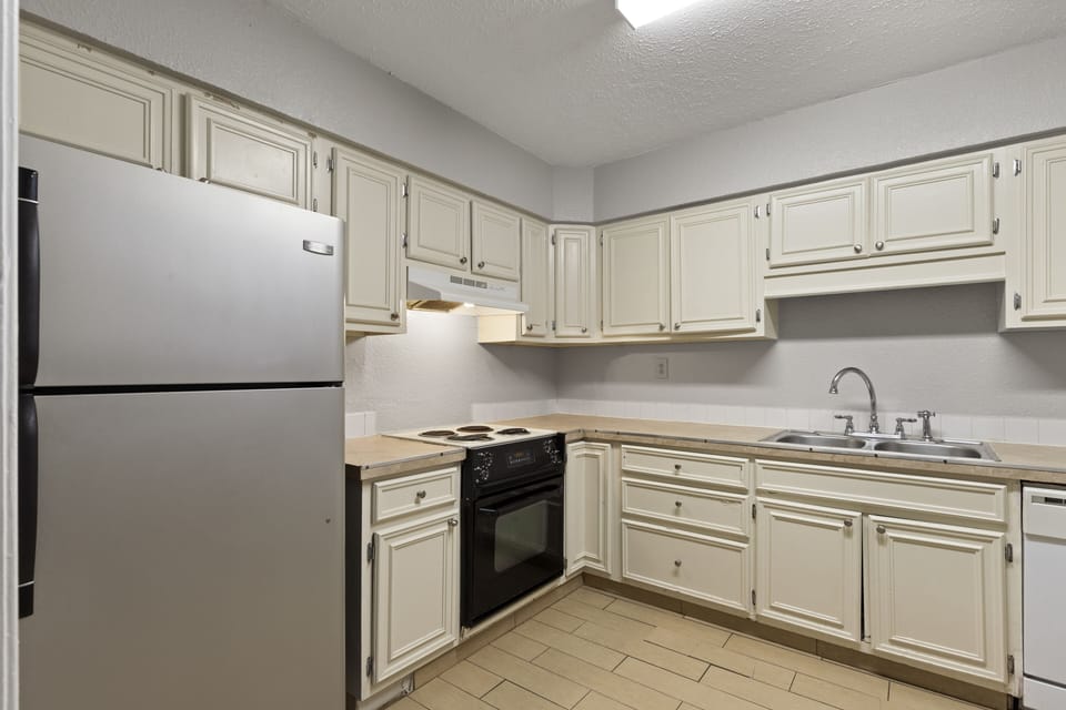 Oceanfront Penthouse Non-Smoking | Private kitchen | Fridge, microwave, coffee/tea maker