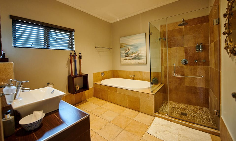 Luxury Room, 1 Bedroom | Bathroom | Shower, free toiletries, towels