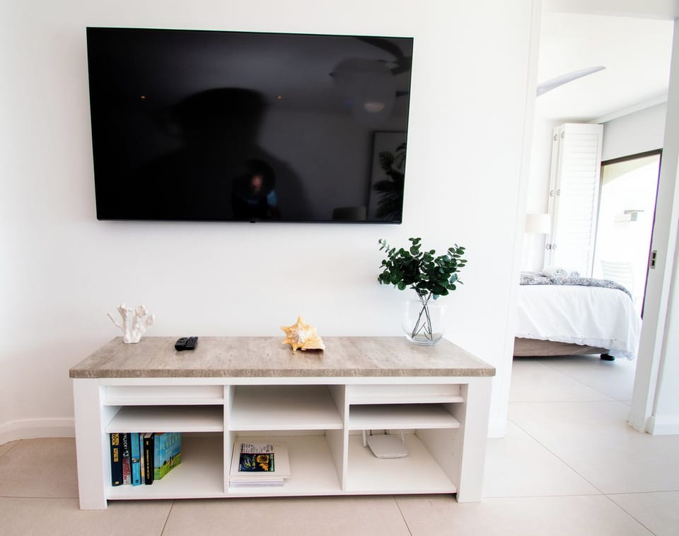 Apartment (1002 Bermudas) | Living area | 40-inch TV with satellite channels