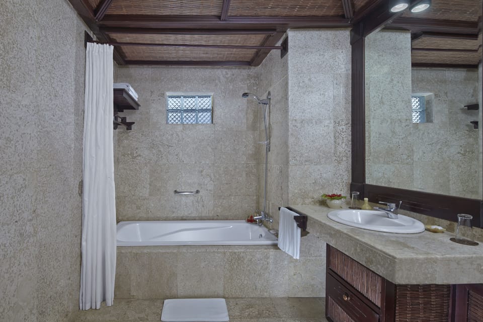 Combined shower/tub, deep soaking tub, free toiletries, hair dryer