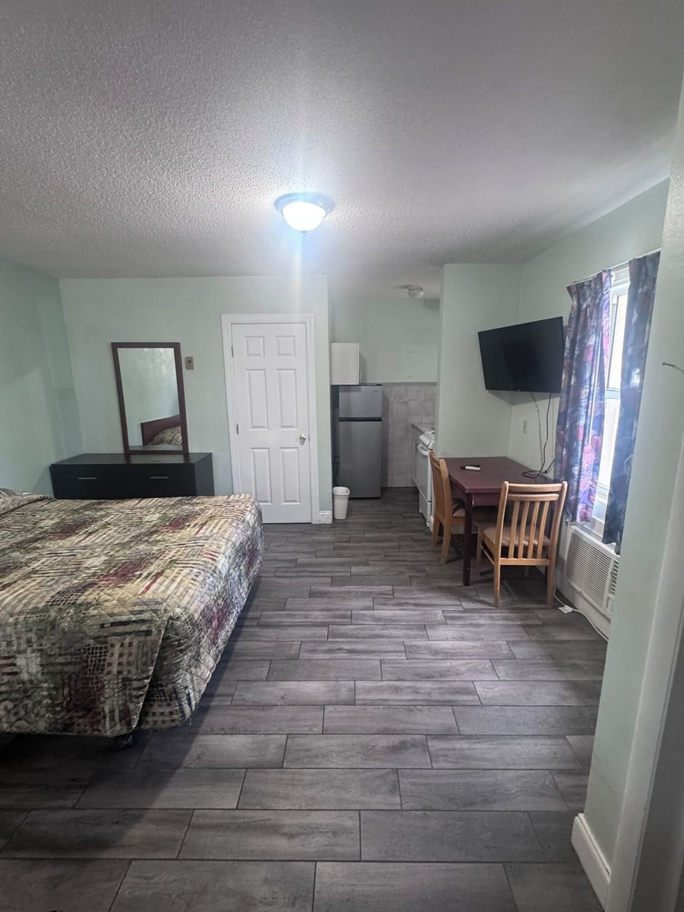 Studio, 1 Double Bed | Living area | 32-inch LCD TV with cable channels, TV