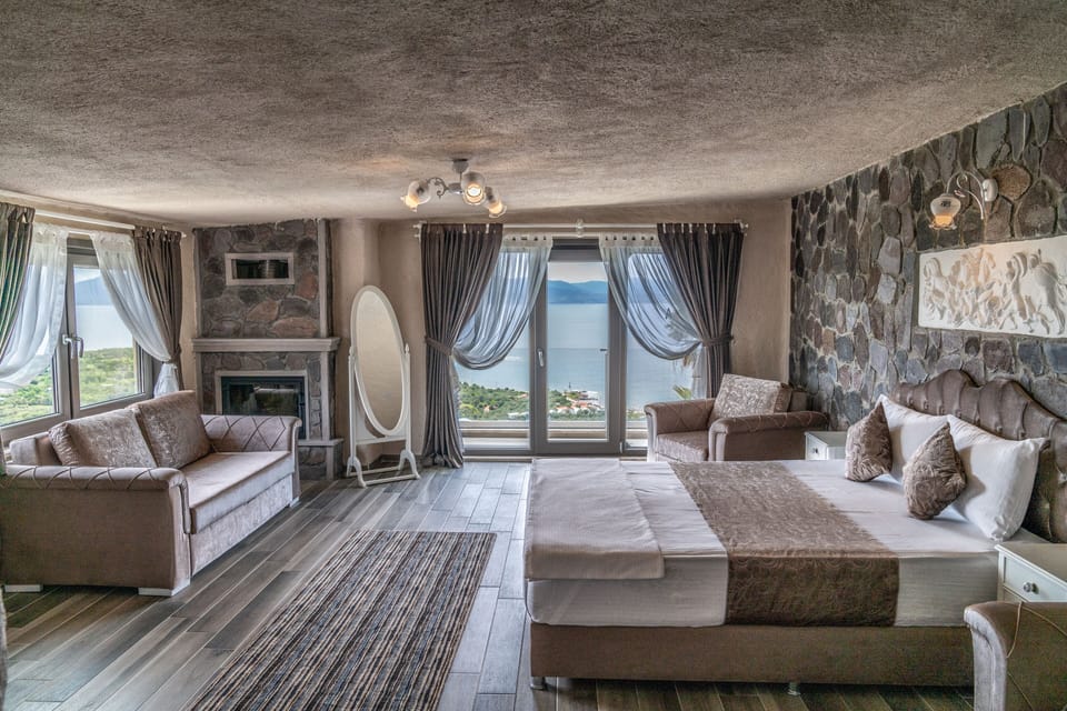 Deluxe Room, Jetted Tub, Sea View | Egyptian cotton sheets, premium bedding, memory foam beds, in-room safe
