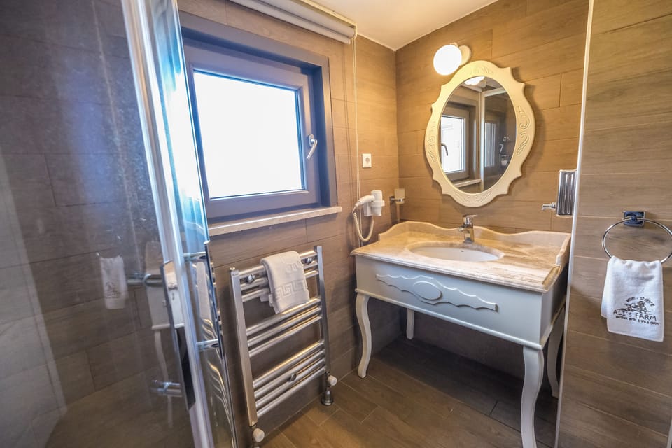 Deluxe Room, Jetted Tub, Sea View | Bathroom | Shower, rainfall showerhead, designer toiletries, hair dryer