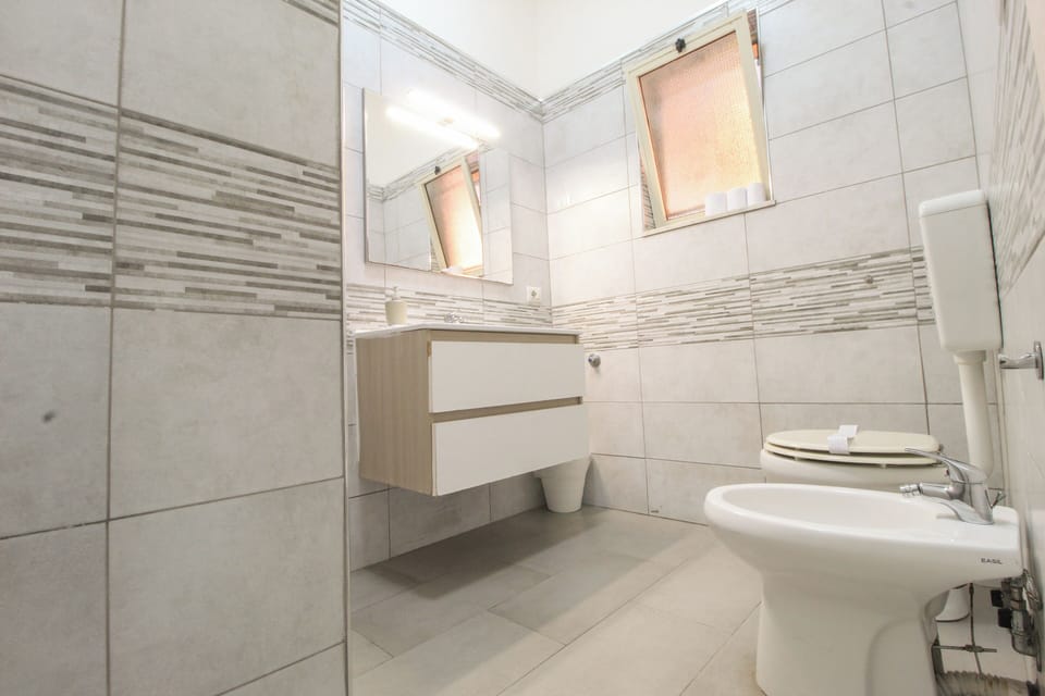 Double Room, 1 Bedroom, Private Bathroom | Bathroom | Shower, free toiletries, hair dryer, bidet