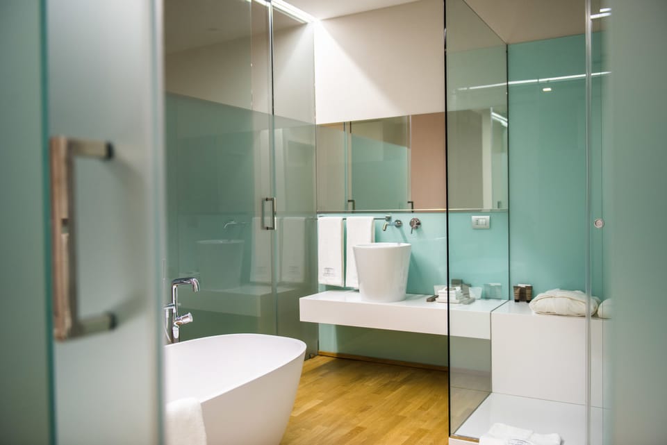 Deluxe Double or Twin Room, Bathtub, Sea View | Bathroom | Free toiletries, hair dryer, slippers, bidet