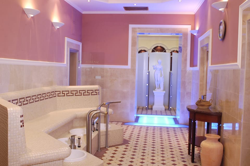 Sauna, hot tub, steam room, Turkish bath, body treatments, hydrotherapy