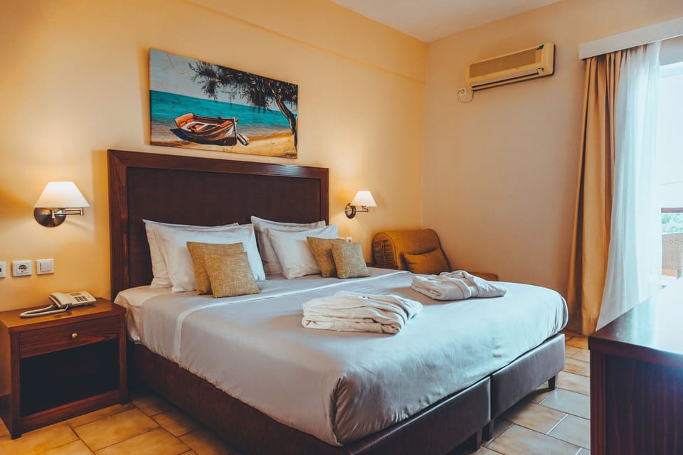 Standard Room | Premium bedding, down comforters, memory foam beds, in-room safe