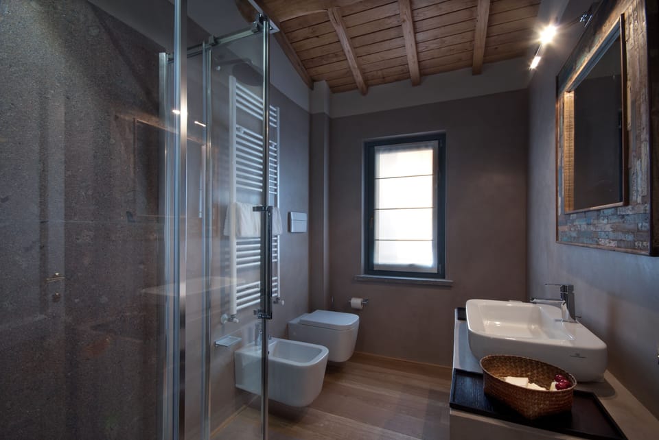 Elite Suite | Bathroom | Shower, free toiletries, hair dryer, slippers