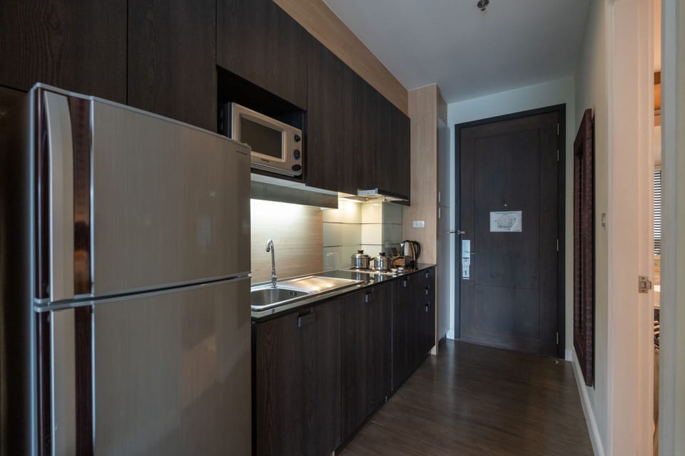 Studio Suite | Private kitchenette | Fridge, electric kettle, dining tables