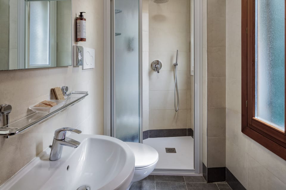 Panoramic Room | Bathroom | Rainfall showerhead, hair dryer, bidet, towels