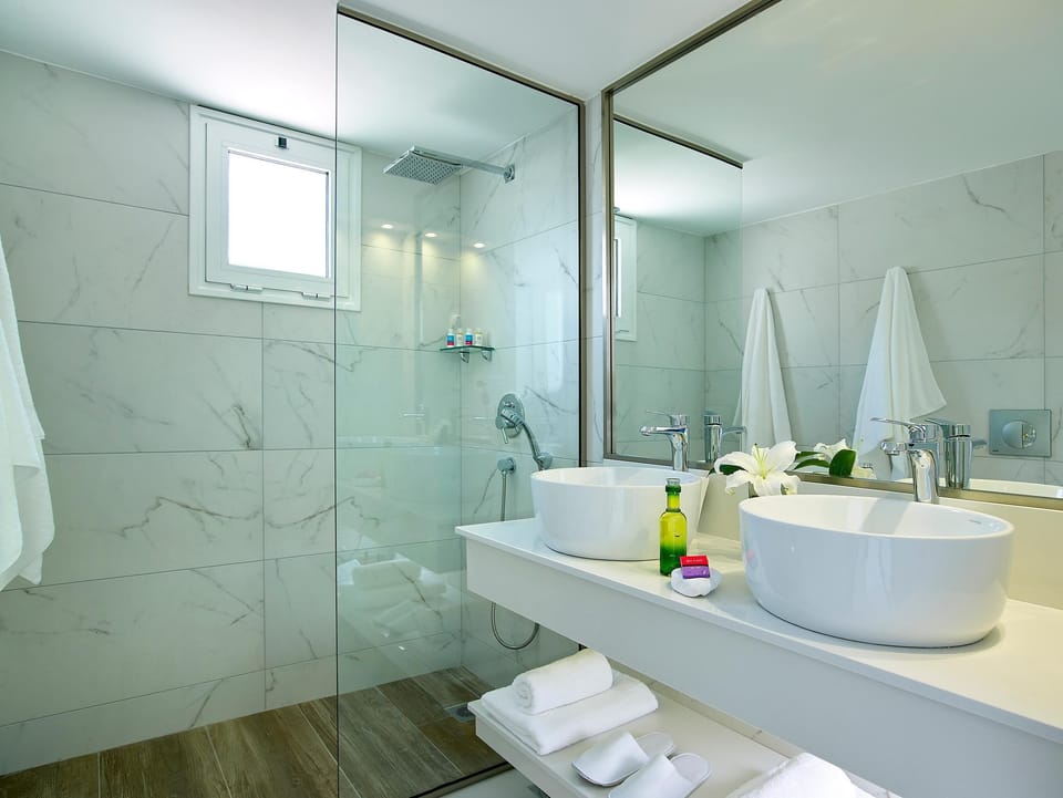 Bungalow, Garden View | Bathroom | Shower, free toiletries, hair dryer, bathrobes