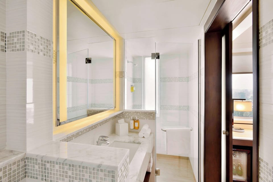 Room, 1 Queen Bed | Bathroom | Shower, free toiletries, hair dryer, towels