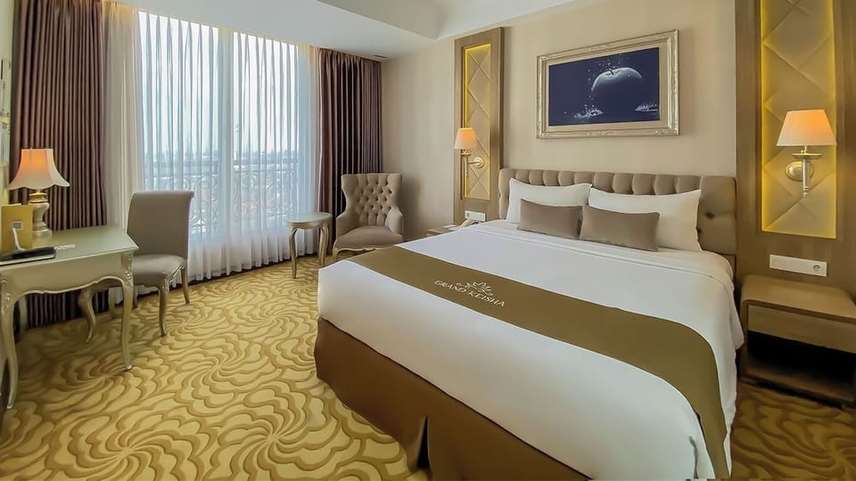 Deluxe Room, 1 Queen Bed | In-room safe, individually decorated, individually furnished, desk