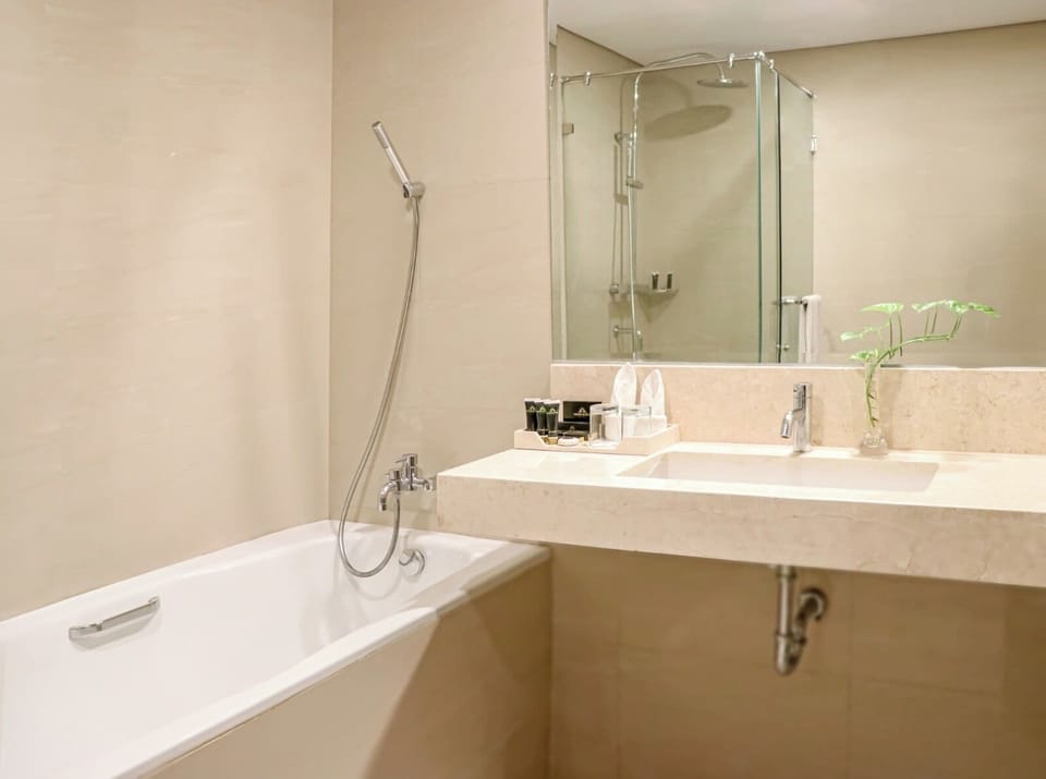 Junior Suite | Bathroom | Shower, free toiletries, hair dryer, slippers