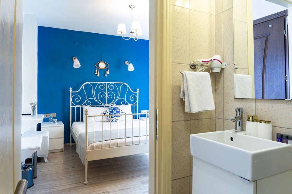 Premium bedding, in-room safe, free WiFi, bed sheets