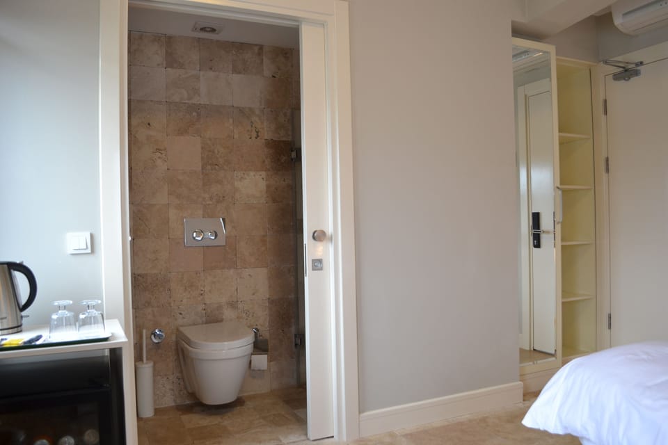 Standard Double Room, 1 Queen Bed, Sea View | Bathroom | Shower, rainfall showerhead, free toiletries, hair dryer