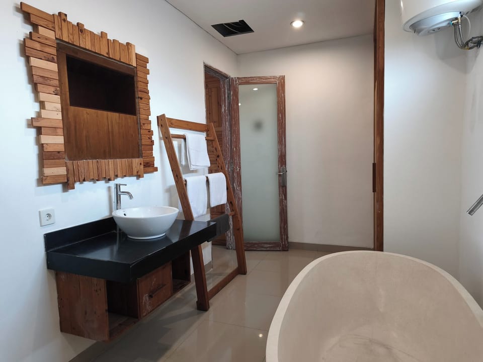 Suite | Bathroom | Free toiletries, hair dryer, slippers, towels