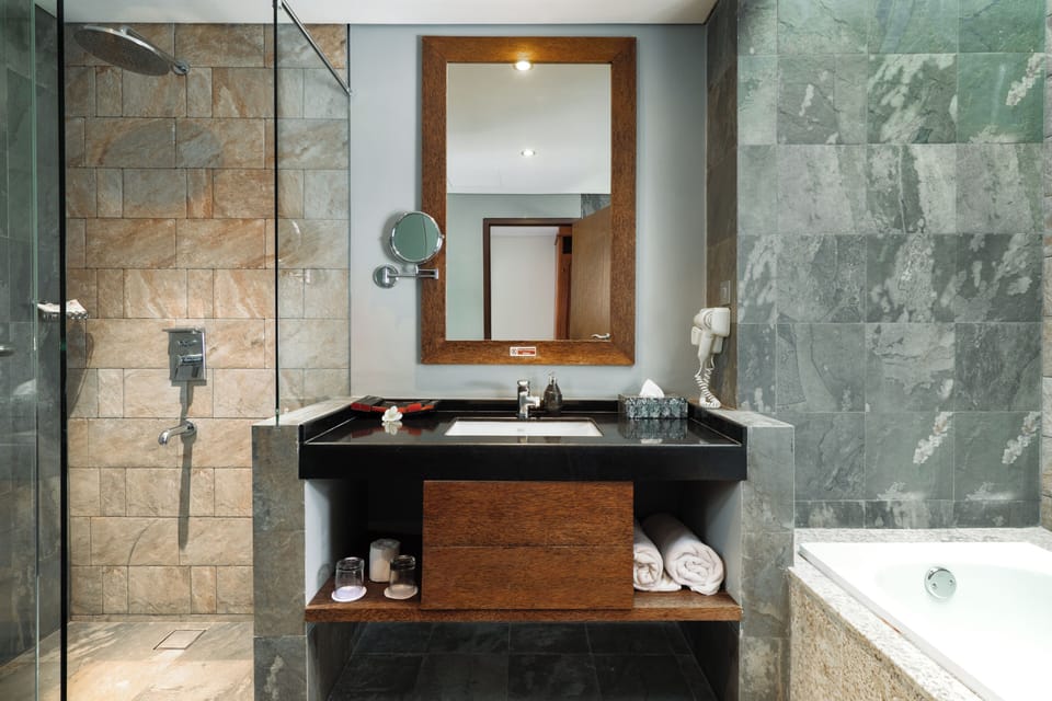 Deluxe Room, 1 Double Bed, Bathtub, Garden View | Bathroom | Shower, rainfall showerhead, free toiletries, hair dryer