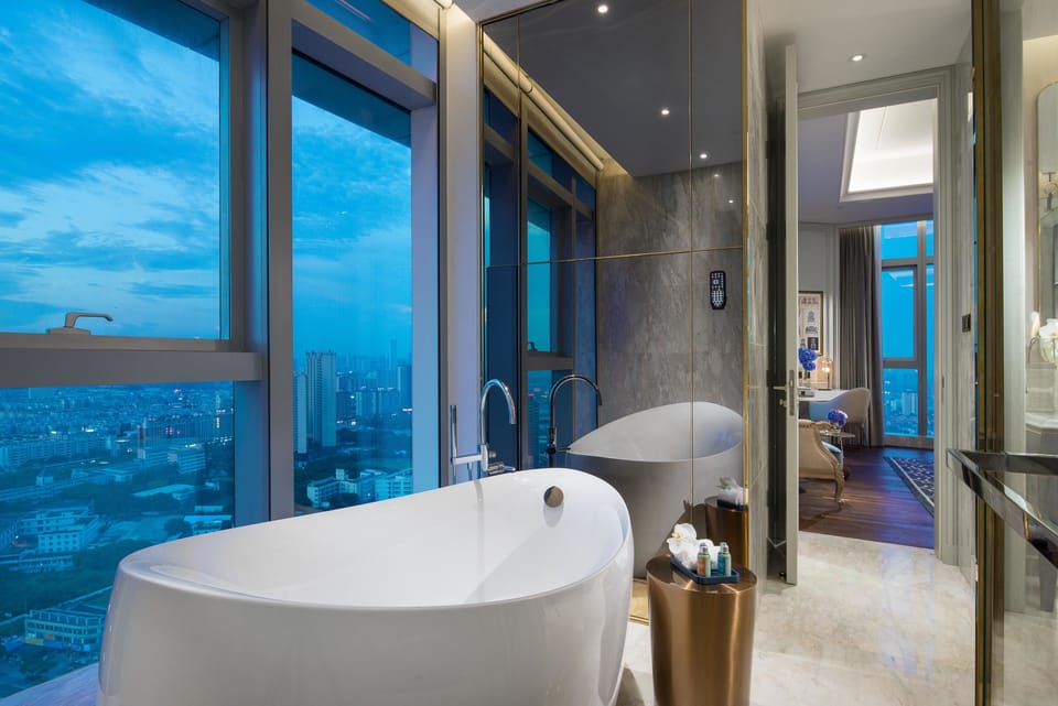 Club Suite, 1 King Bed, Club Lounge Access (Prestige) | Deep soaking bathtub