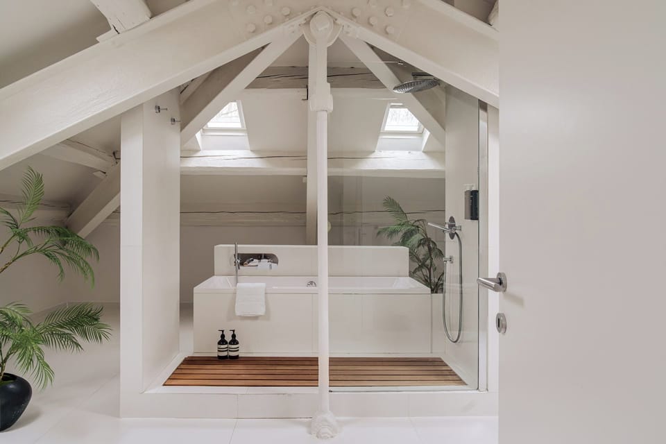 Signature Studio Suite | Bathroom | Free toiletries, hair dryer, slippers, bidet