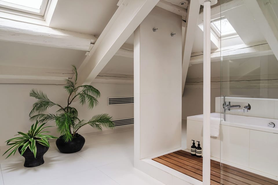 Signature Studio Suite | Bathroom | Free toiletries, hair dryer, slippers, bidet