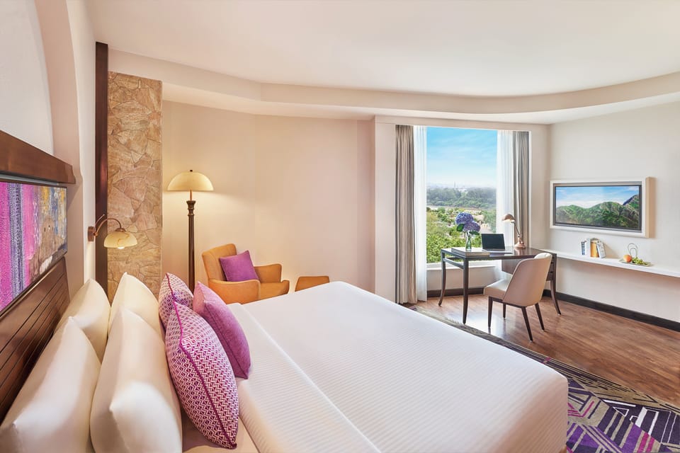 Executive Room, Bathtub (with Bathtub) | Premium bedding, minibar, in-room safe, desk