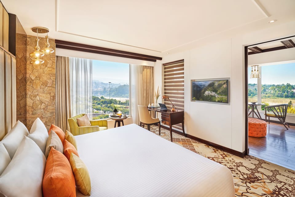 Suite (Vivanta) | Premium bedding, minibar, in-room safe, desk
