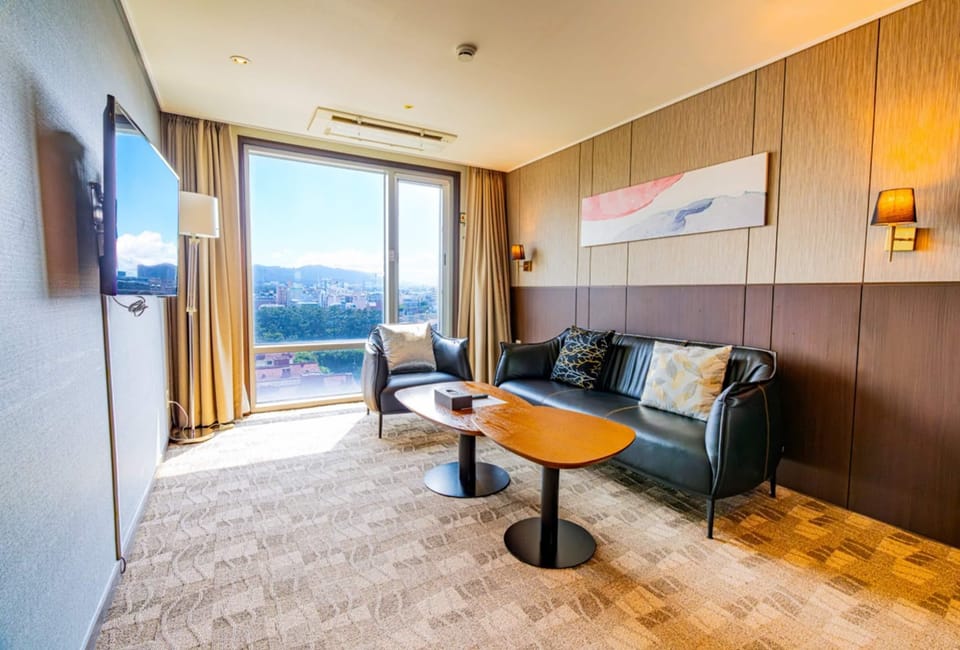 Suite, 1 Double Bed, Non Smoking | In-room safe, desk, blackout drapes, soundproofing