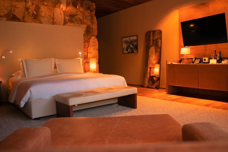 Suíte | Premium bedding, down comforters, free minibar items, in-room safe