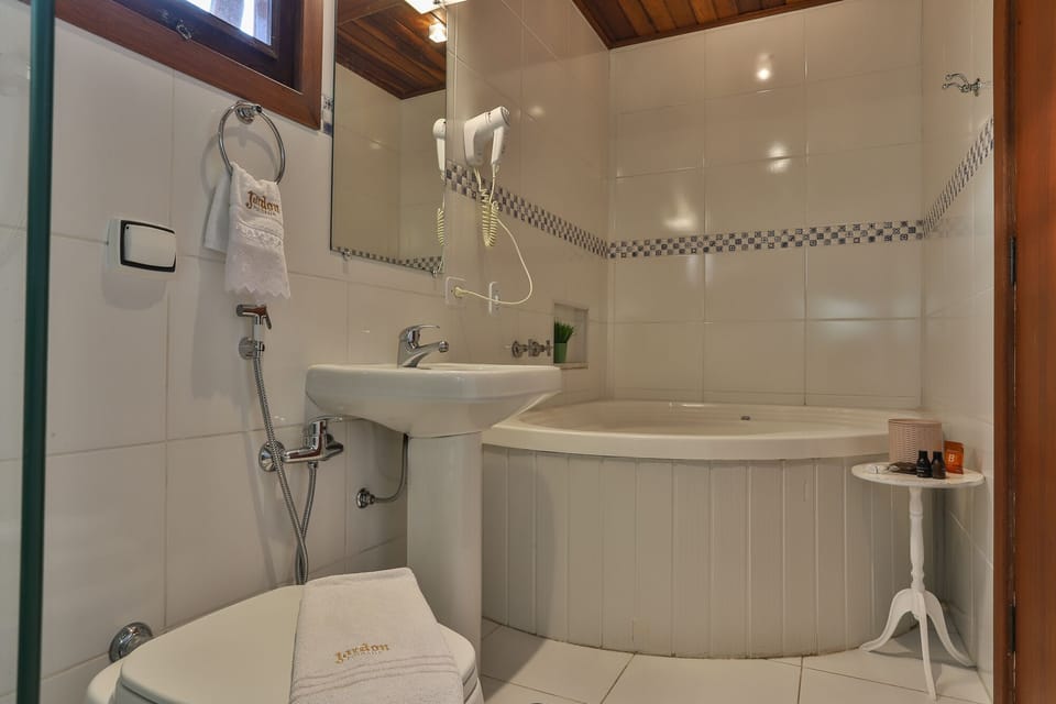 Double Room Single Use | Bathroom | Hair dryer, towels, soap, shampoo