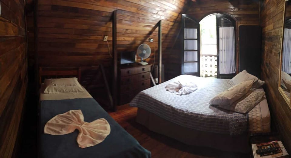 Standard Room, Shared Bathroom | In-room dining