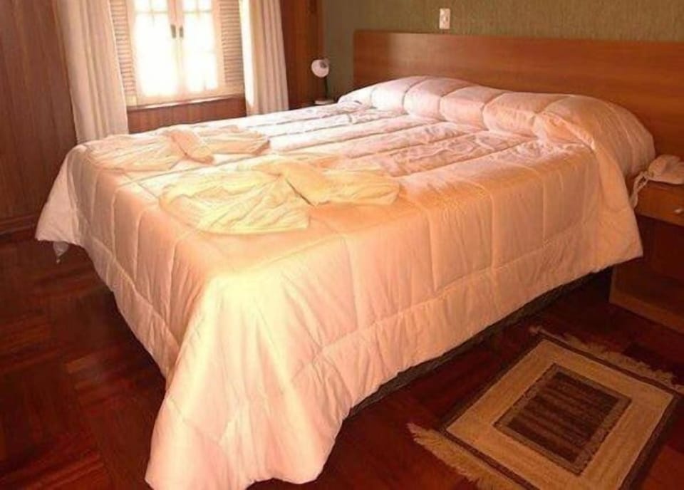 Minibar, WiFi (free), bed sheets