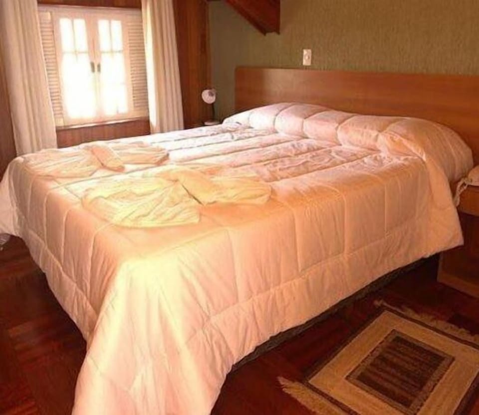 Minibar, WiFi (free), bed sheets
