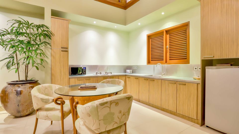 Premium bedding, free minibar, in-room safe, desk