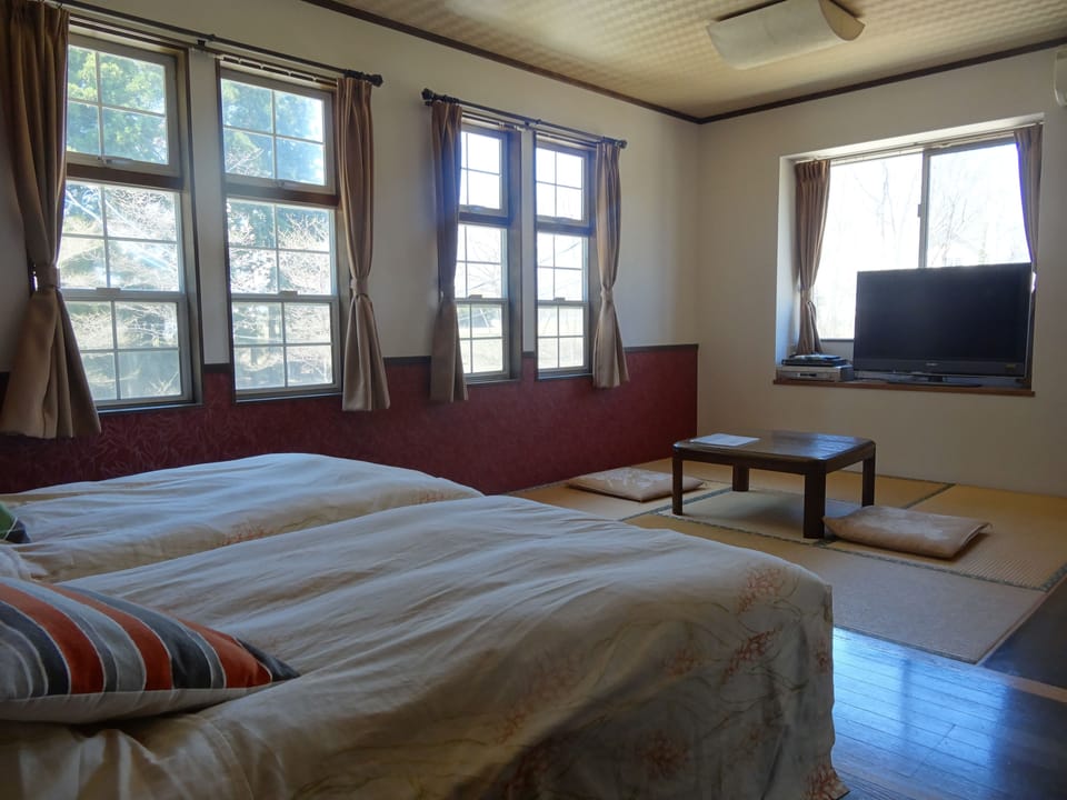 Twin+Tatami | Down comforters, desk, blackout drapes, free WiFi
