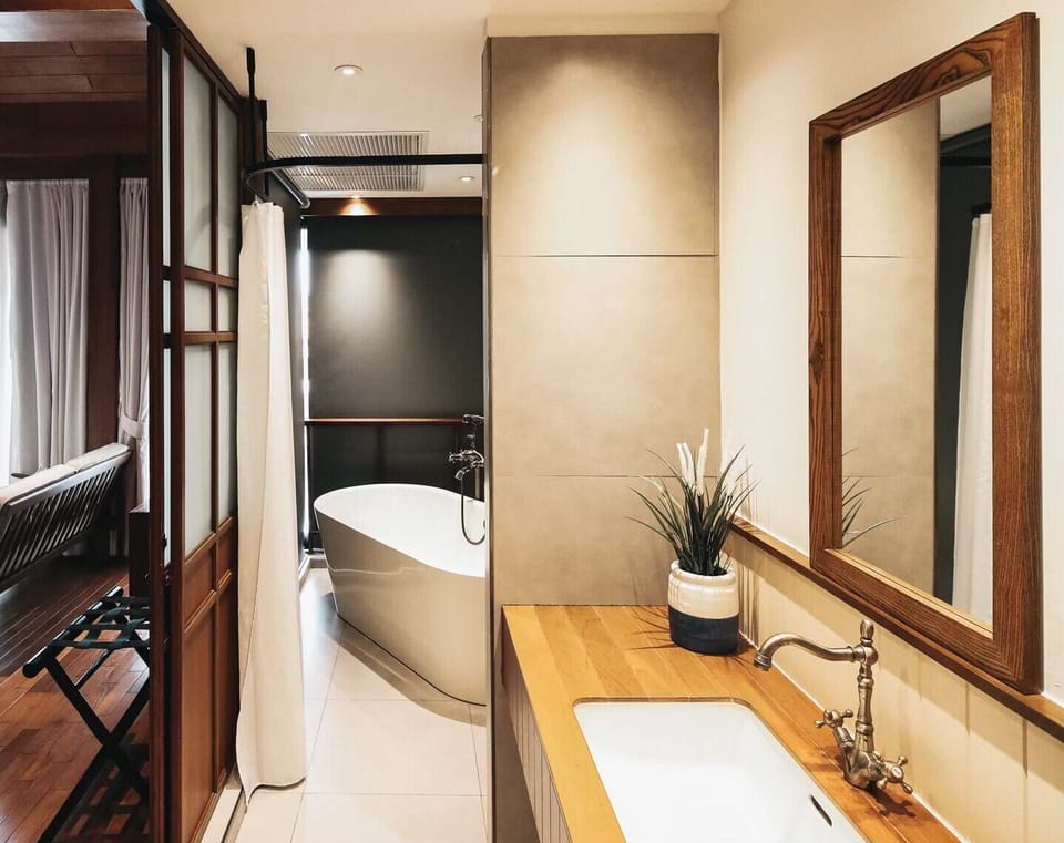 Riverfront Suite Canal View | Bathroom | Rainfall showerhead, free toiletries, hair dryer, towels