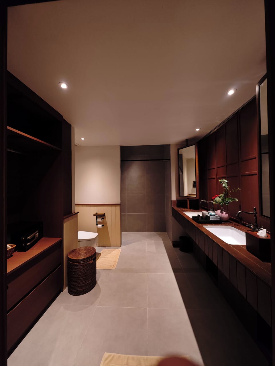Junior Suite Canal view | Bathroom | Rainfall showerhead, free toiletries, hair dryer, towels