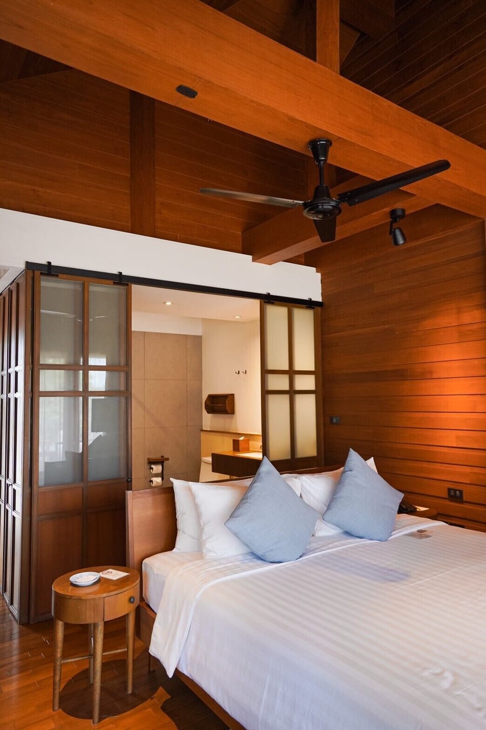 Deluxe Studio Canal View | 1 bedroom, free minibar items, in-room safe, free WiFi