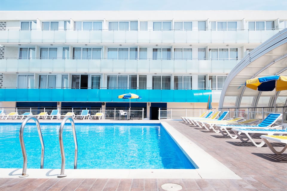 Indoor pool, sun loungers