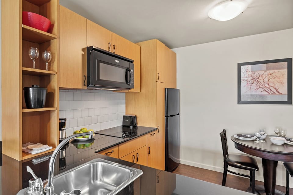 Full-size fridge, microwave, stovetop, dishwasher