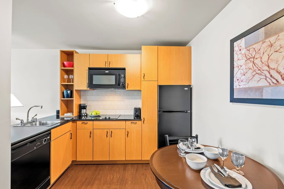 Full-size fridge, microwave, stovetop, dishwasher