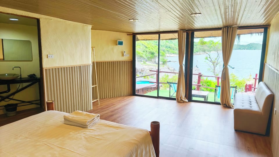 Deluxe Ocean View Cottage | 1 bedroom, blackout drapes, free WiFi, bed sheets