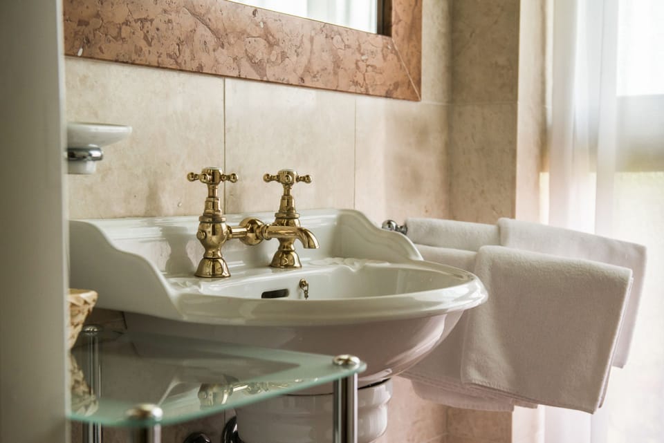 Bathroom sink