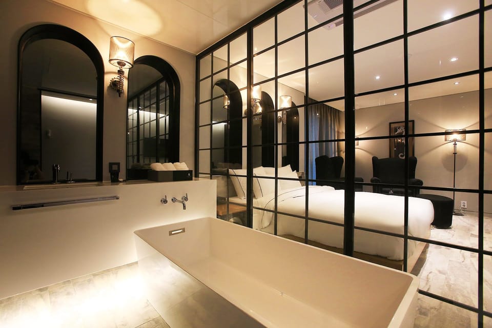 Suite | Bathroom | Separate tub and shower, free toiletries, hair dryer, bathrobes
