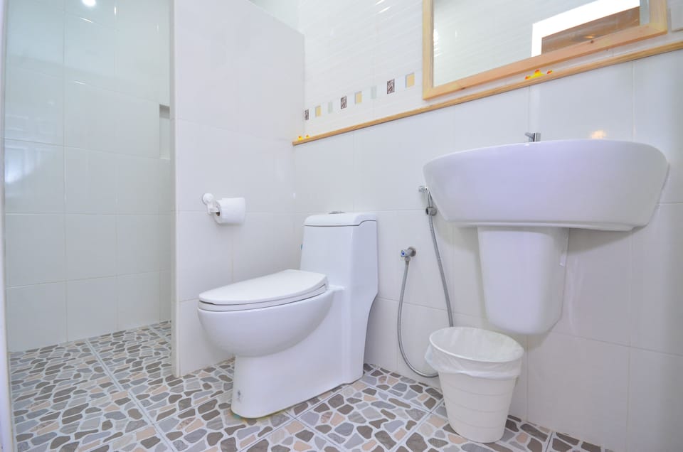 Shower, rainfall showerhead, free toiletries, hair dryer