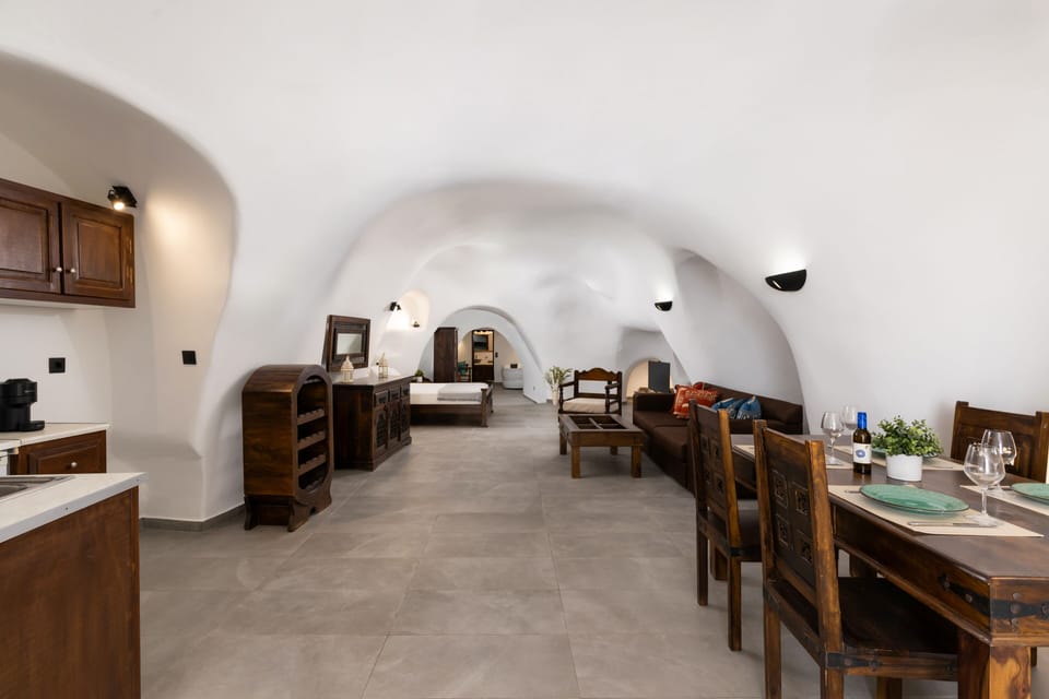 Executive Suite, Jetted Tub (Cave) | Minibar, in-room safe, desk, soundproofing