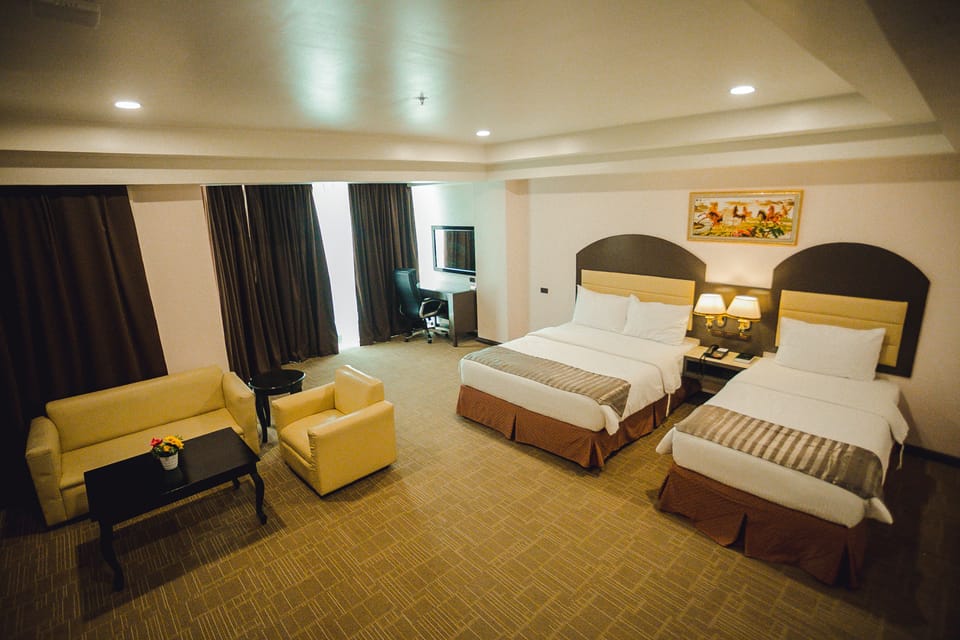 Deluxe Suite | Egyptian cotton sheets, premium bedding, minibar, desk