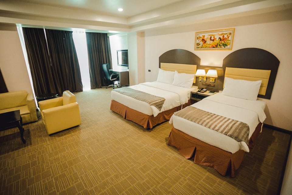 Deluxe Suite | Egyptian cotton sheets, premium bedding, minibar, desk