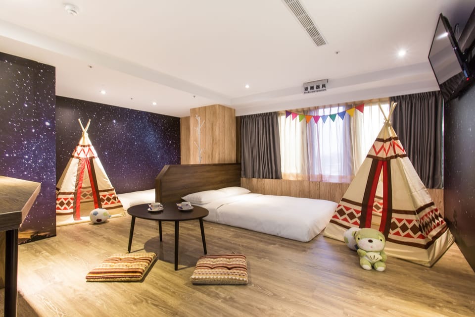 Quadruple Room | In-room safe, desk, blackout drapes, soundproofing